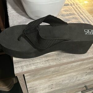 No boundaries brand new never been worn black platform flip-flops